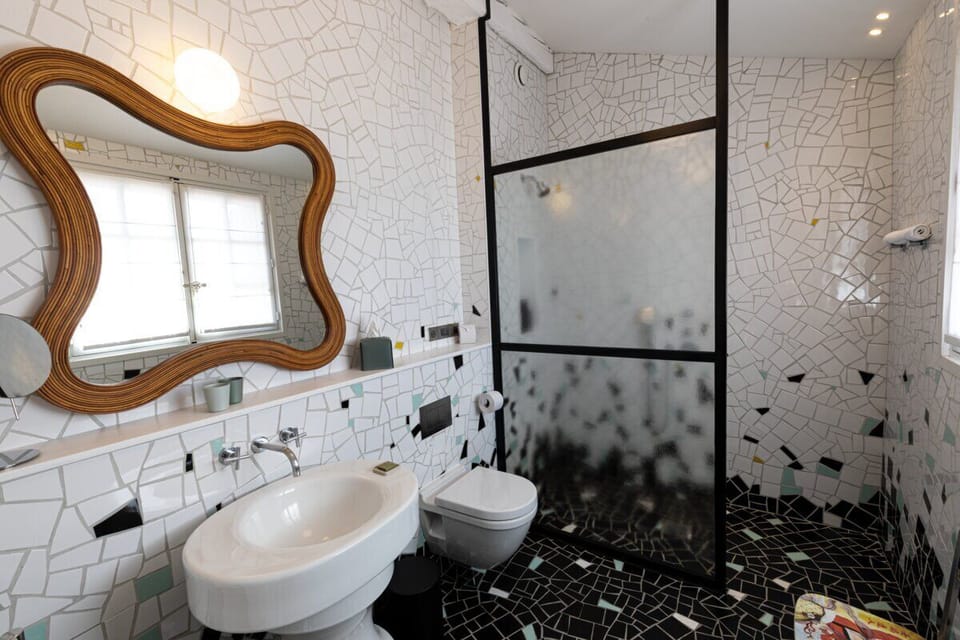 Deluxe Room | Bathroom | Free toiletries, hair dryer, bathrobes, towels