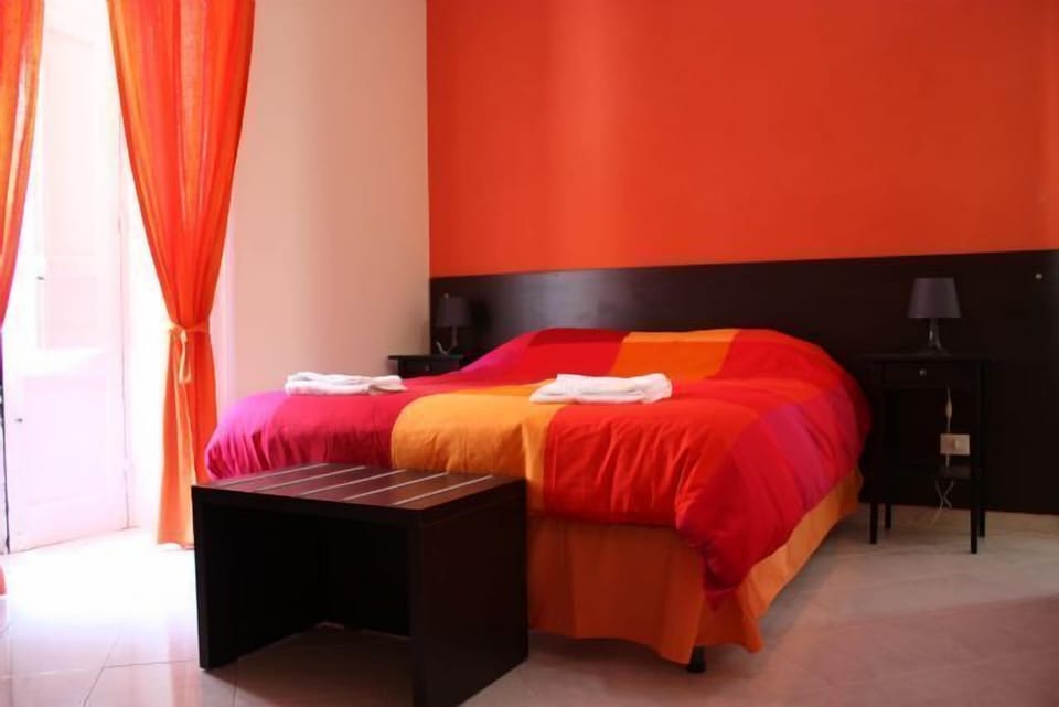 Premium bedding, desk, free WiFi