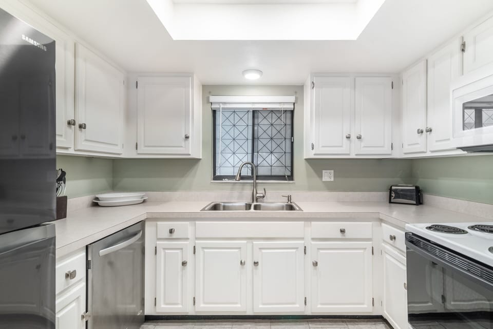 Condo, 2 Bedrooms | Private kitchen | Fridge, oven, coffee/tea maker, toaster