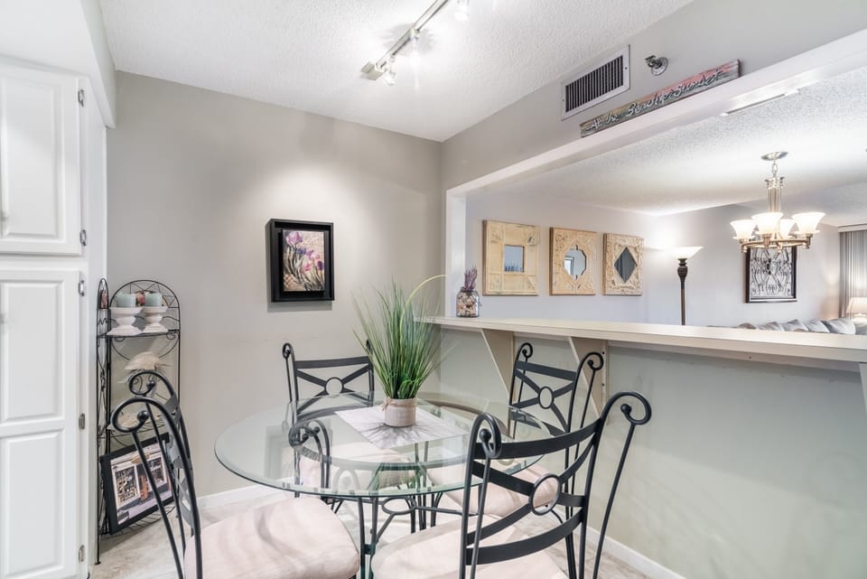 Condo, 2 Bedrooms | Dining