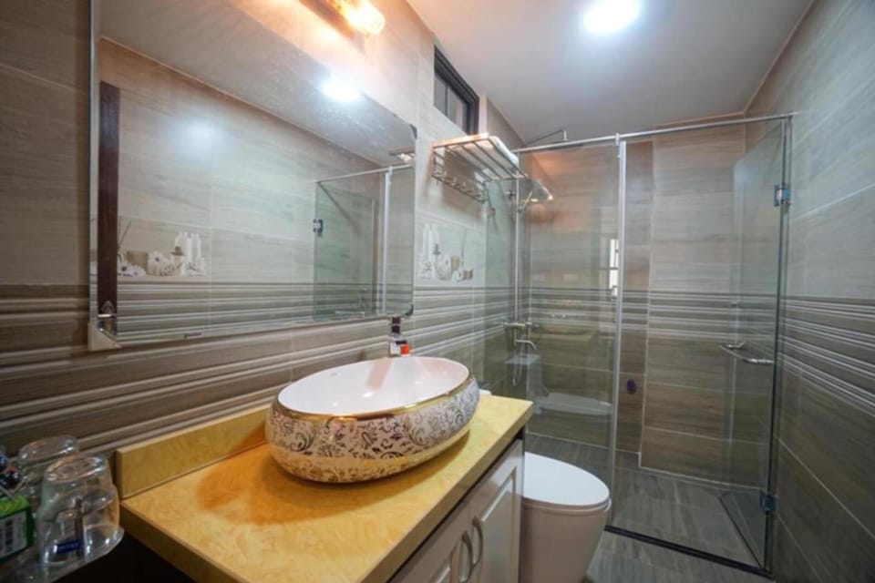 Deluxe Apartment | Bathroom | Shower, rainfall showerhead, free toiletries, slippers