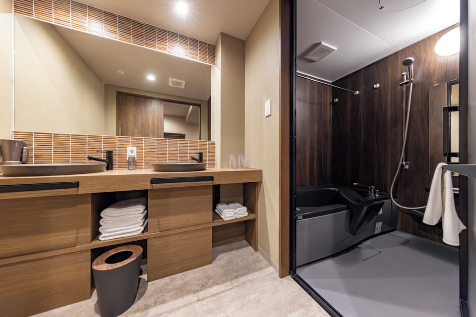 Suite Room | Bathroom | Separate tub and shower, free toiletries, hair dryer, slippers