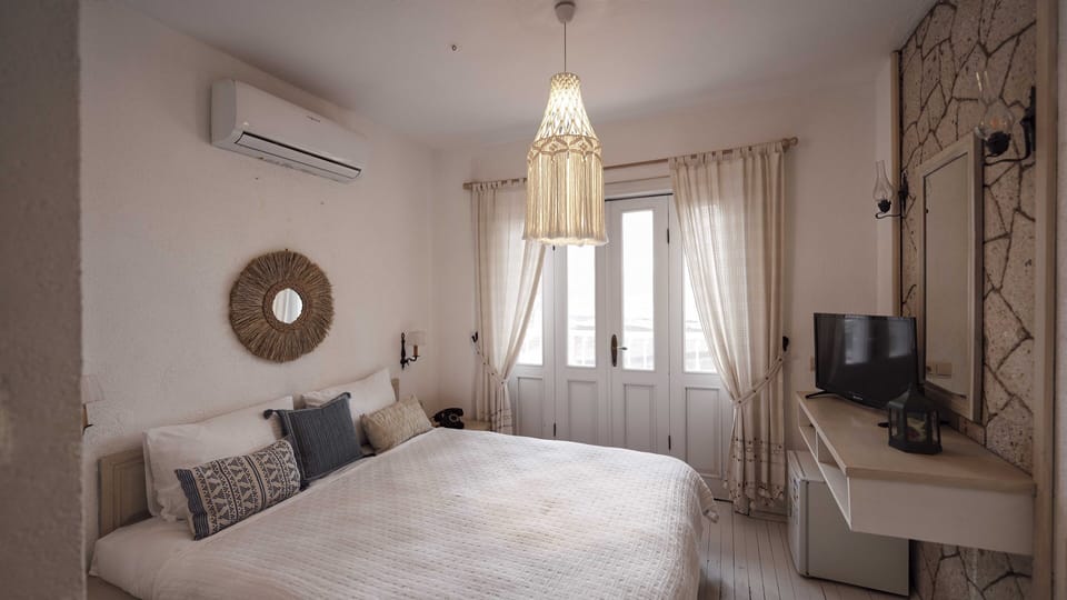 Deluxe Room | Desk, free WiFi