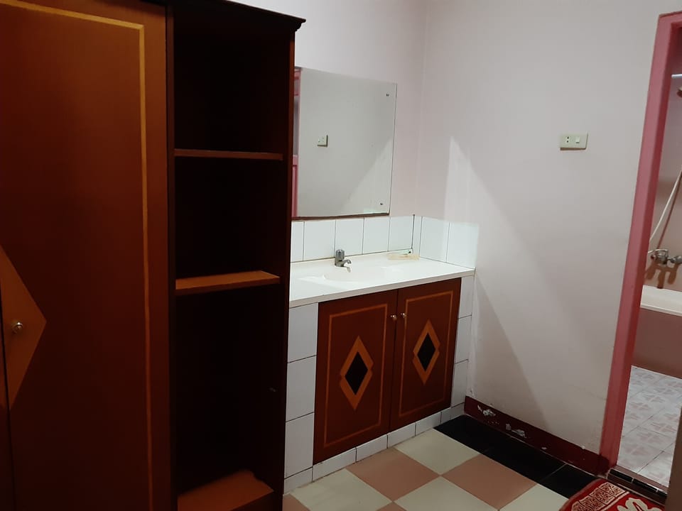Suite | Desk, WiFi (free), bed sheets