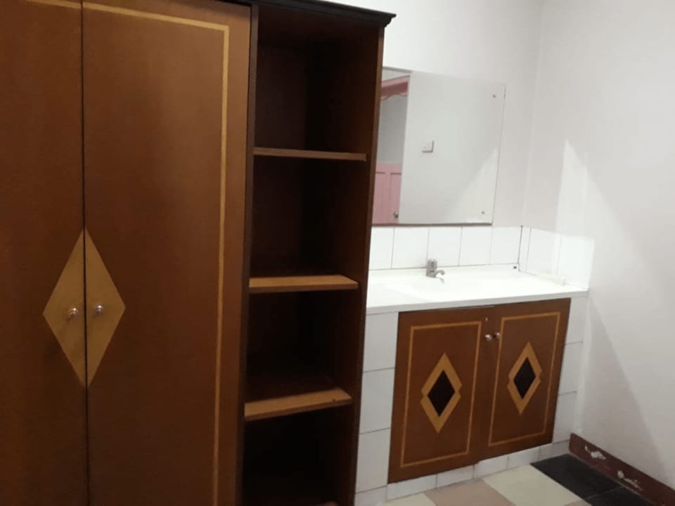 Suite | Desk, WiFi (free), bed sheets