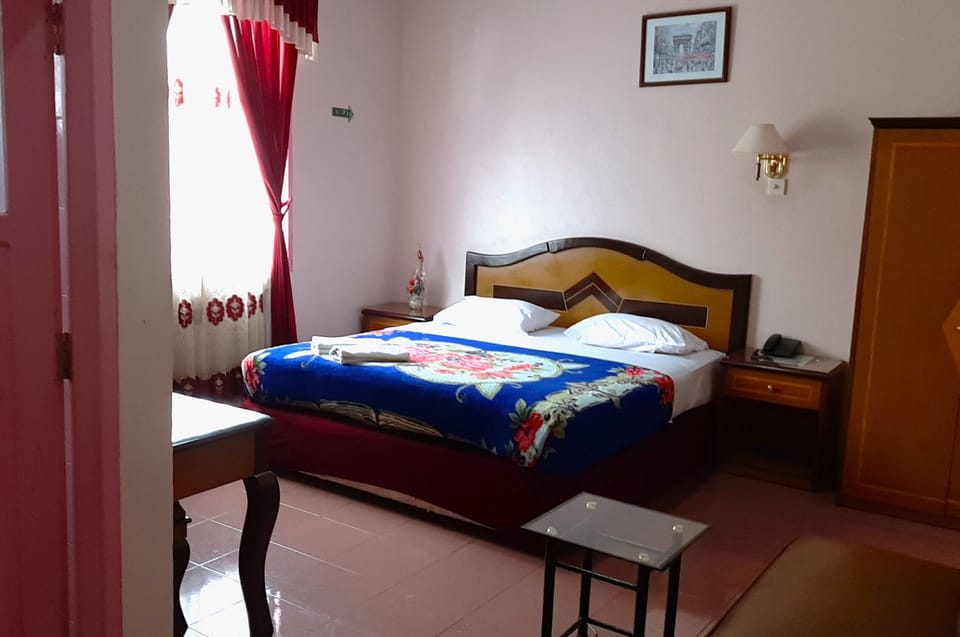 Junior Suite | Desk, WiFi (free), bed sheets