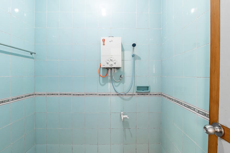 Shower, free toiletries, towels