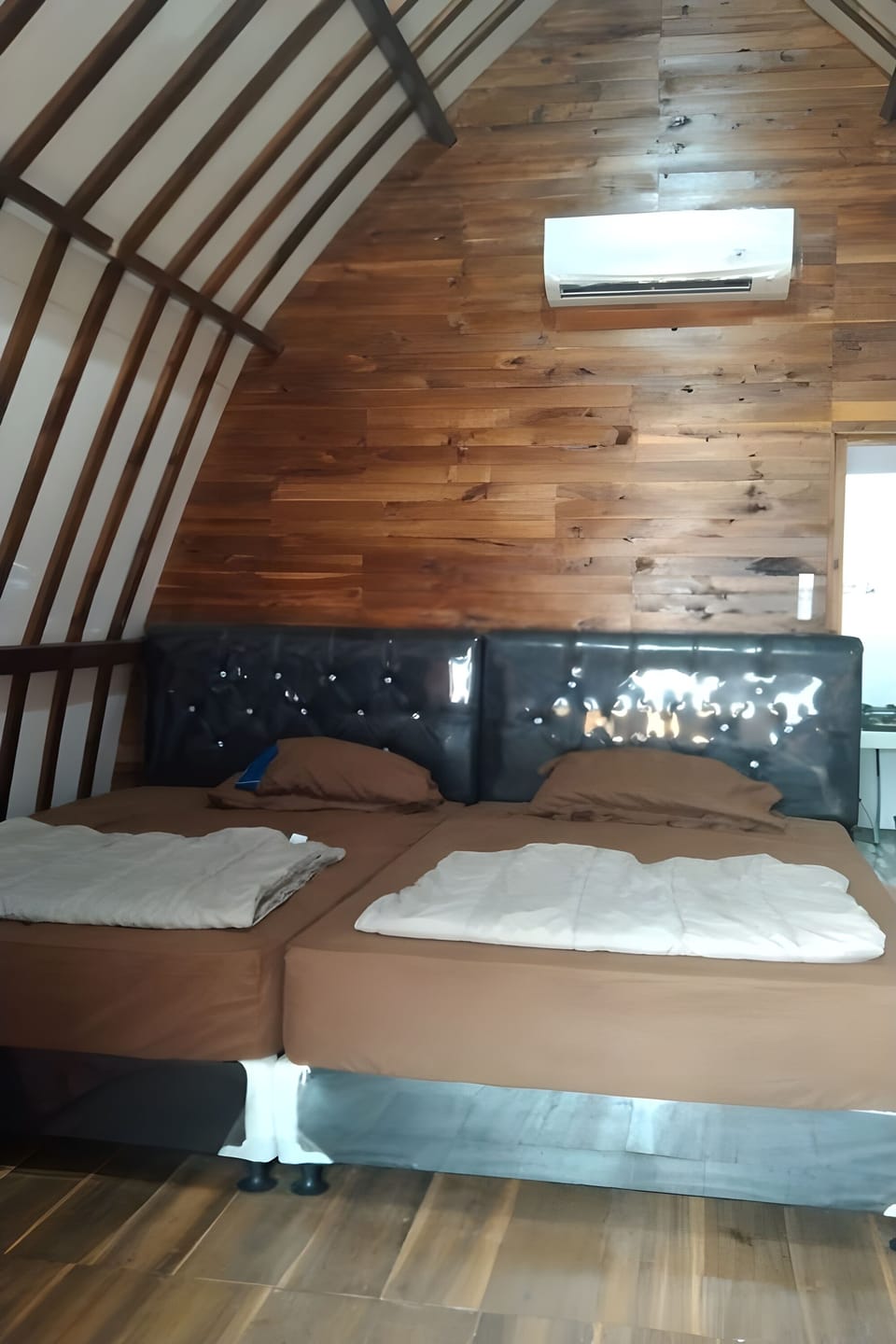 Villa | Desk, bed sheets