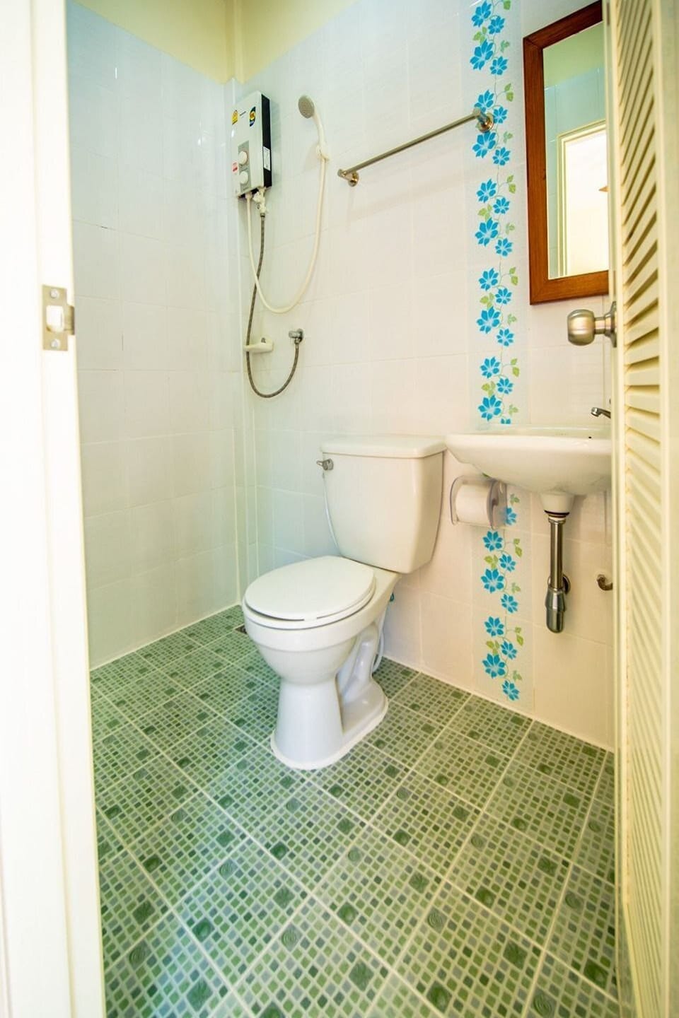 Shower, rainfall showerhead, free toiletries, hair dryer