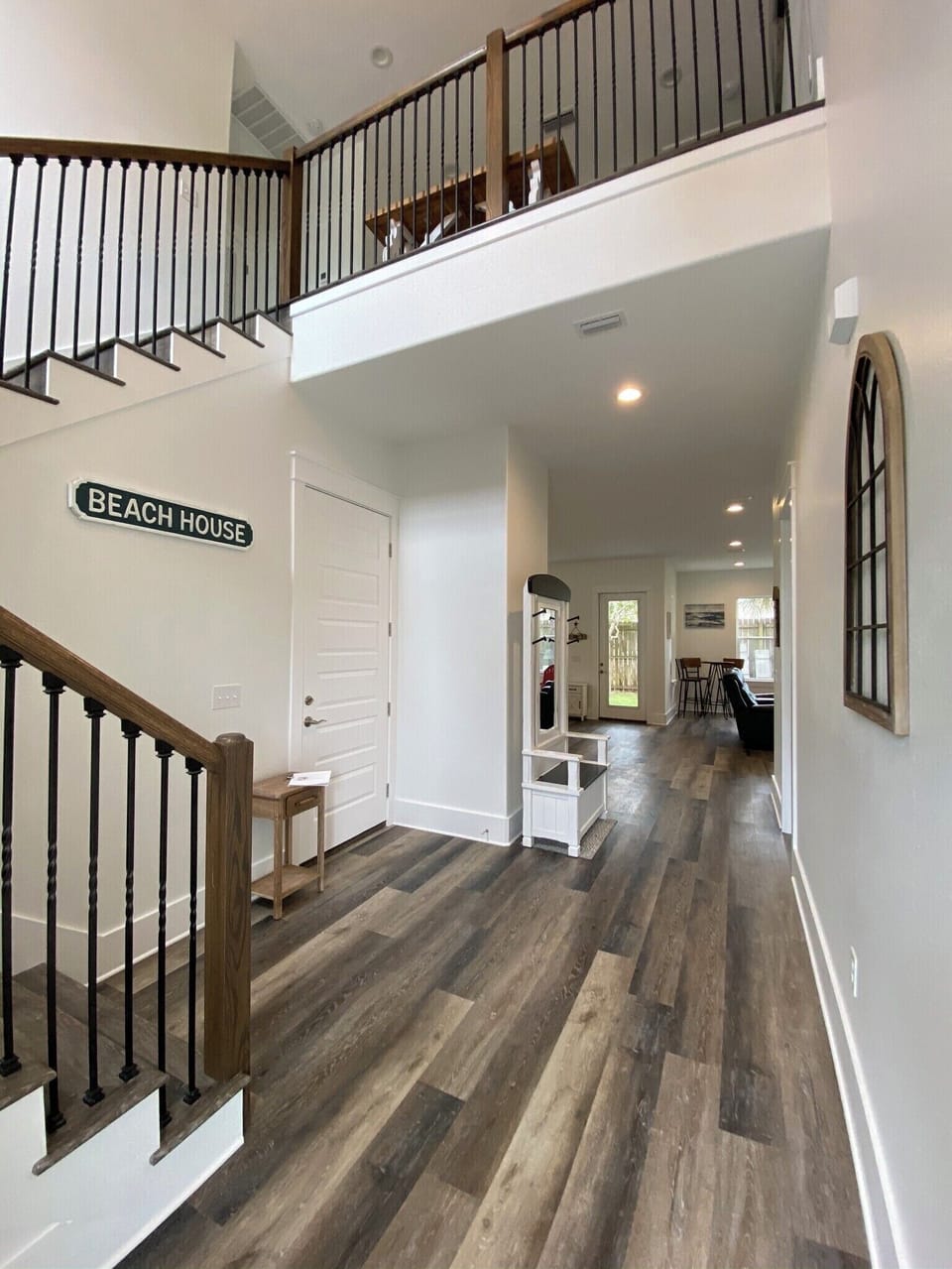 Spacious 2-story entryway