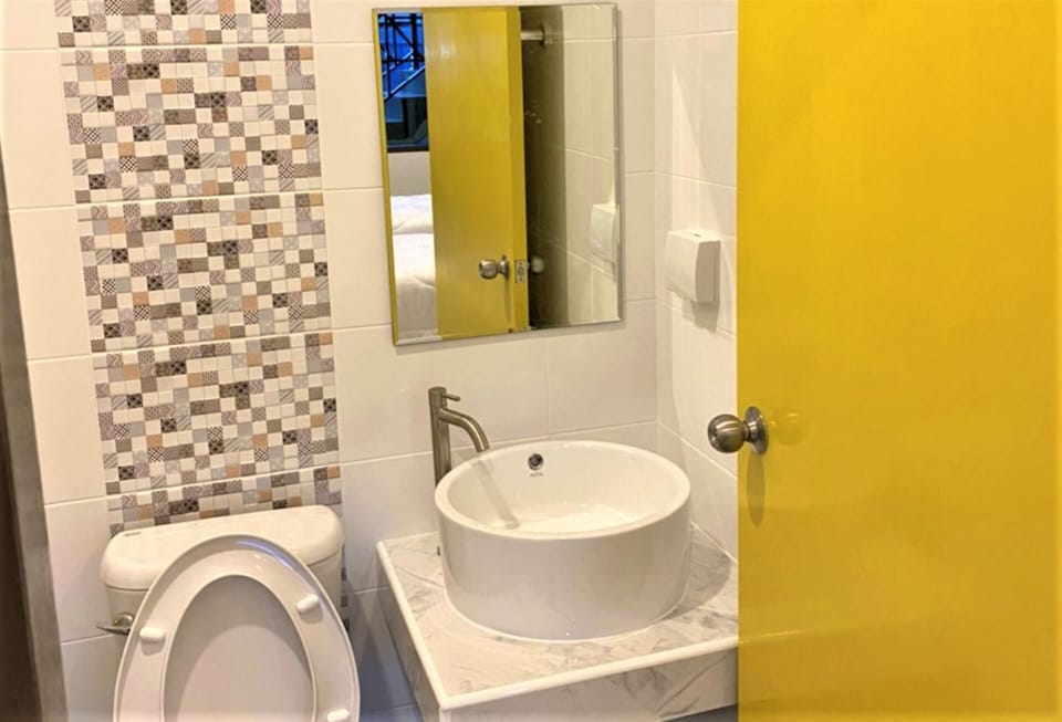 Shower, rainfall showerhead, free toiletries, hair dryer