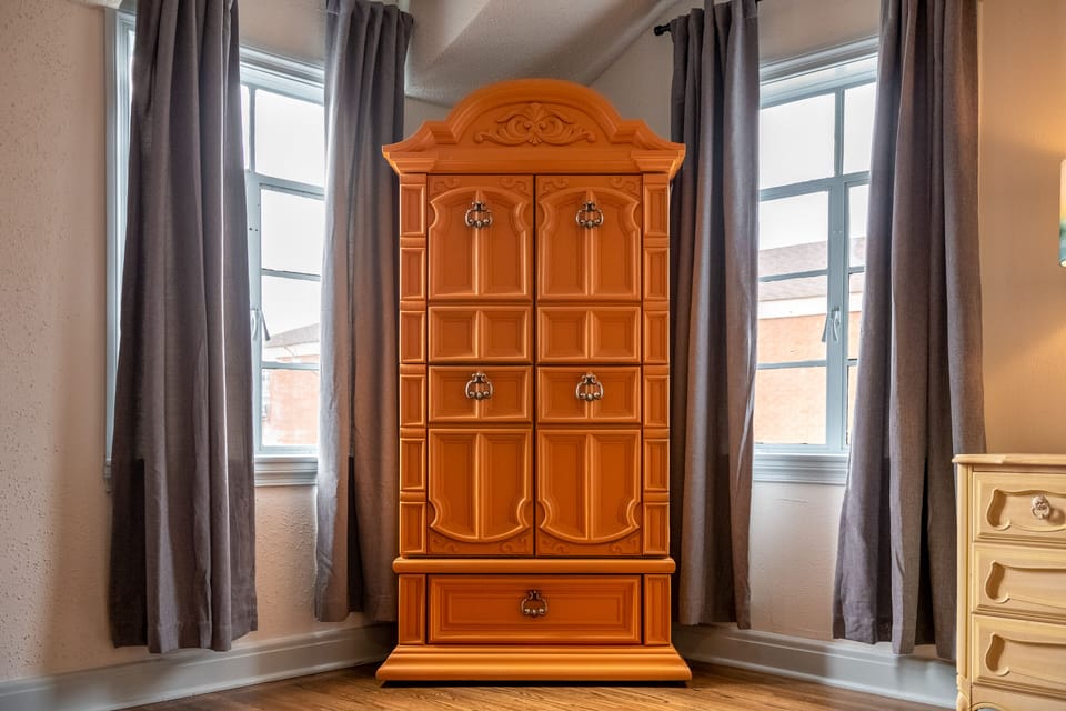 Corner hutch for storage