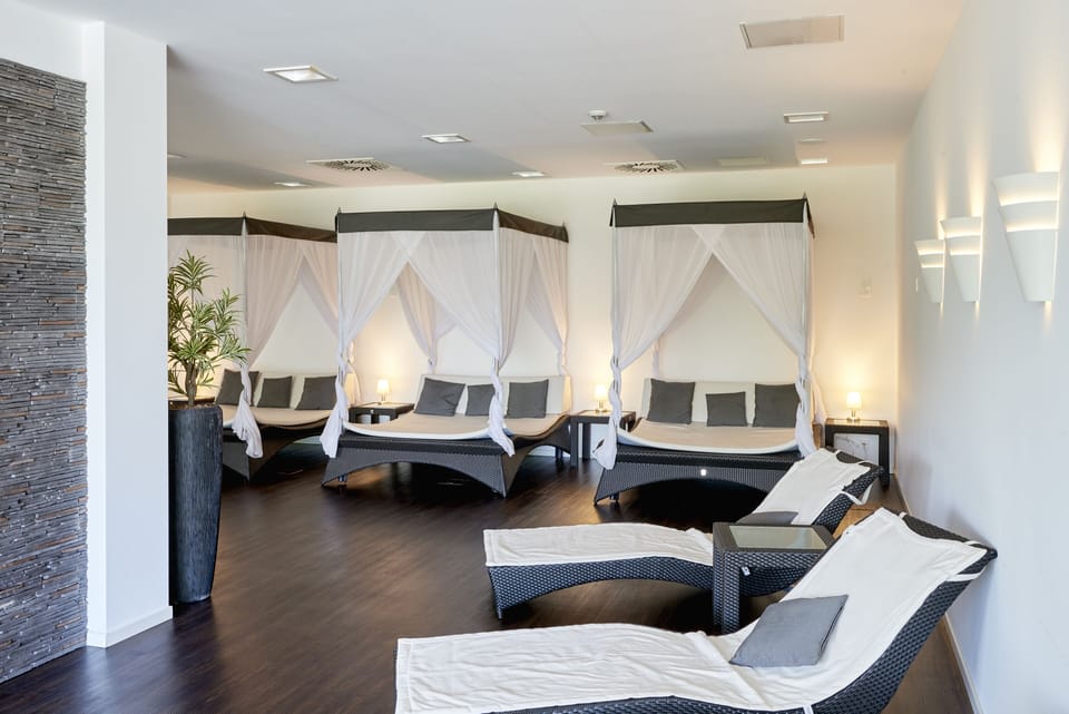 Couples treatment rooms, sauna, hot tub, steam room, Turkish bath