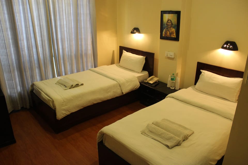 Deluxe Twin Room | Desk, soundproofing, iron/ironing board, free WiFi