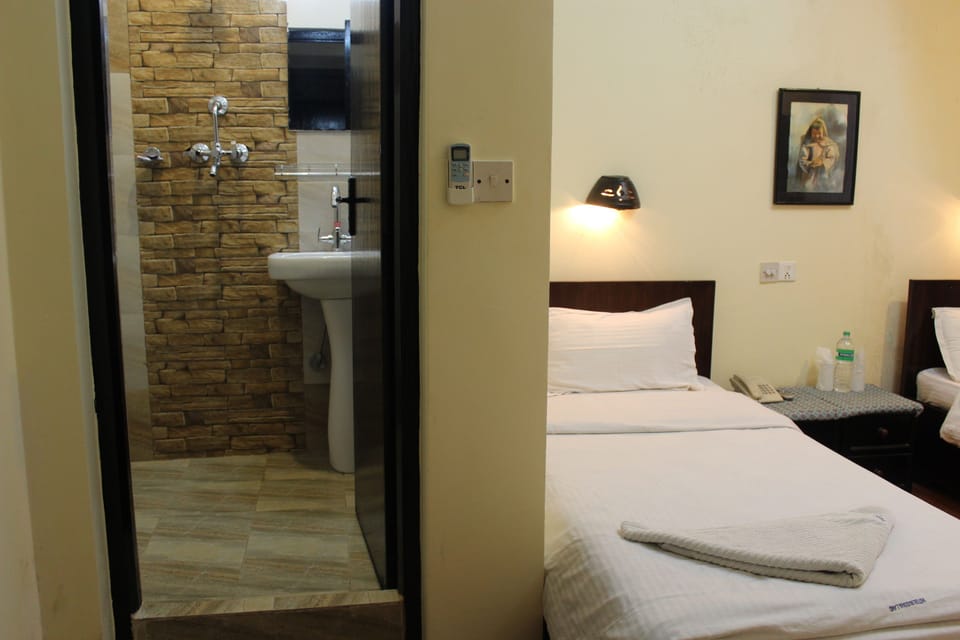 Deluxe Twin Room | Desk, soundproofing, iron/ironing board, free WiFi