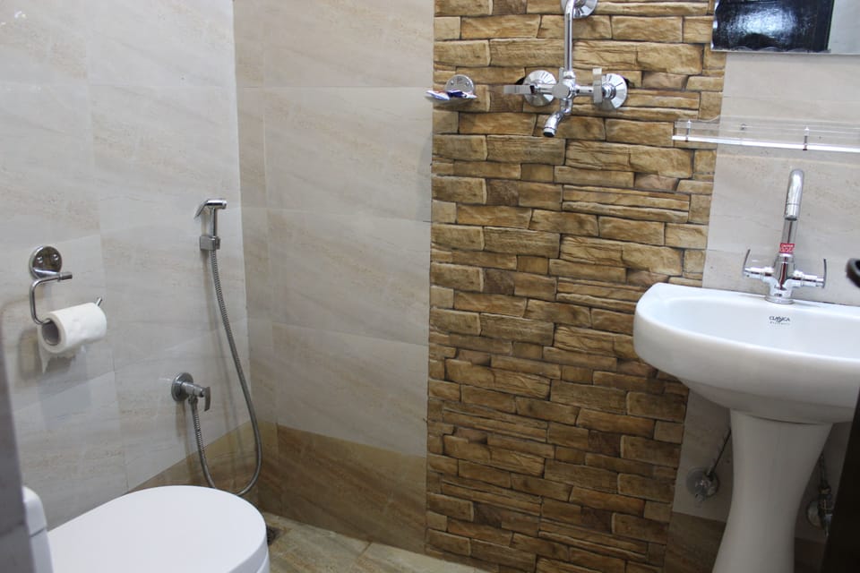 Deluxe Single | Bathroom | Free toiletries, hair dryer, slippers, towels