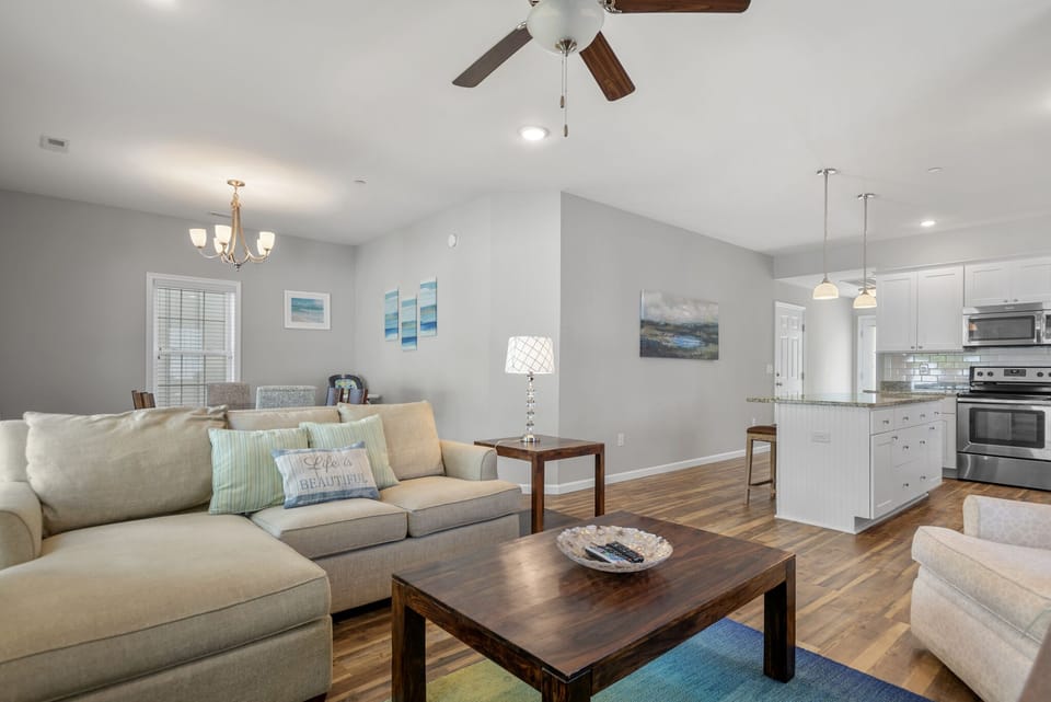 BB37: The E Gull Has Landed | Bottom Level Living Area