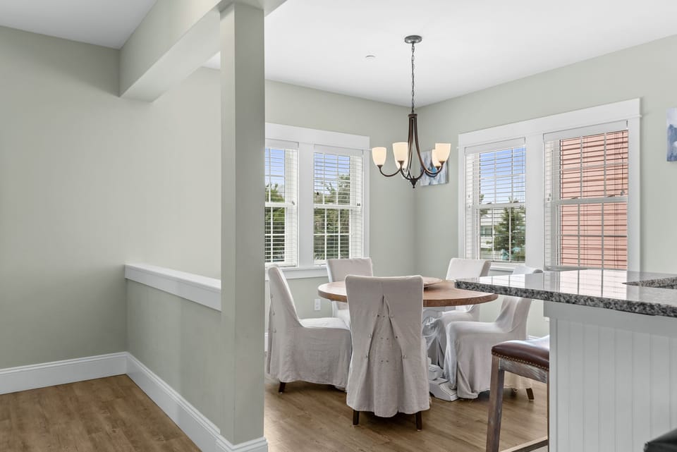 BB39: Bay Breeze | Mid Level Dining Area