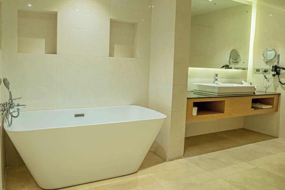 Premium Suite | Bathroom | Shower, free toiletries, hair dryer, slippers