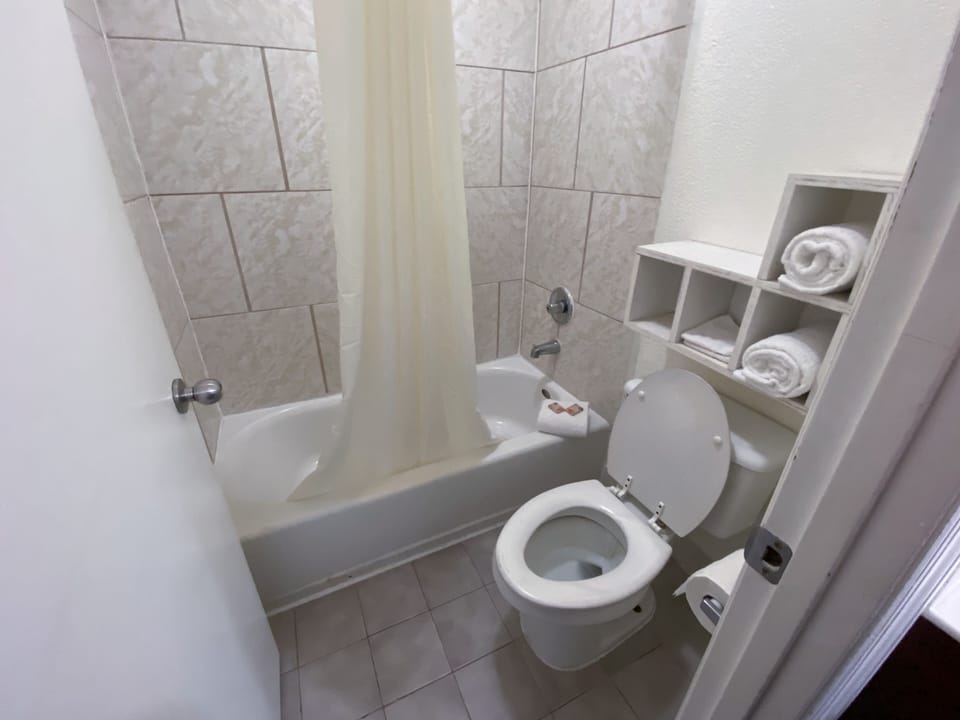 Basic Single Room, 1 Large Twin Bed | Bathroom | Bathtub, free toiletries, hair dryer, towels