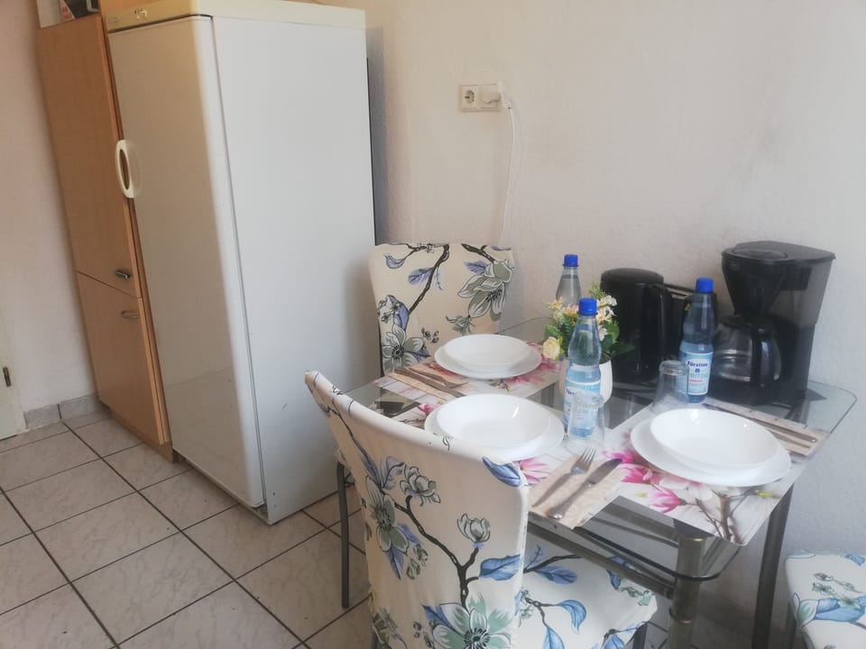 Apartment, 2 Bedrooms (White) | Private kitchen | Coffee/tea maker, fridge, oven, stovetop