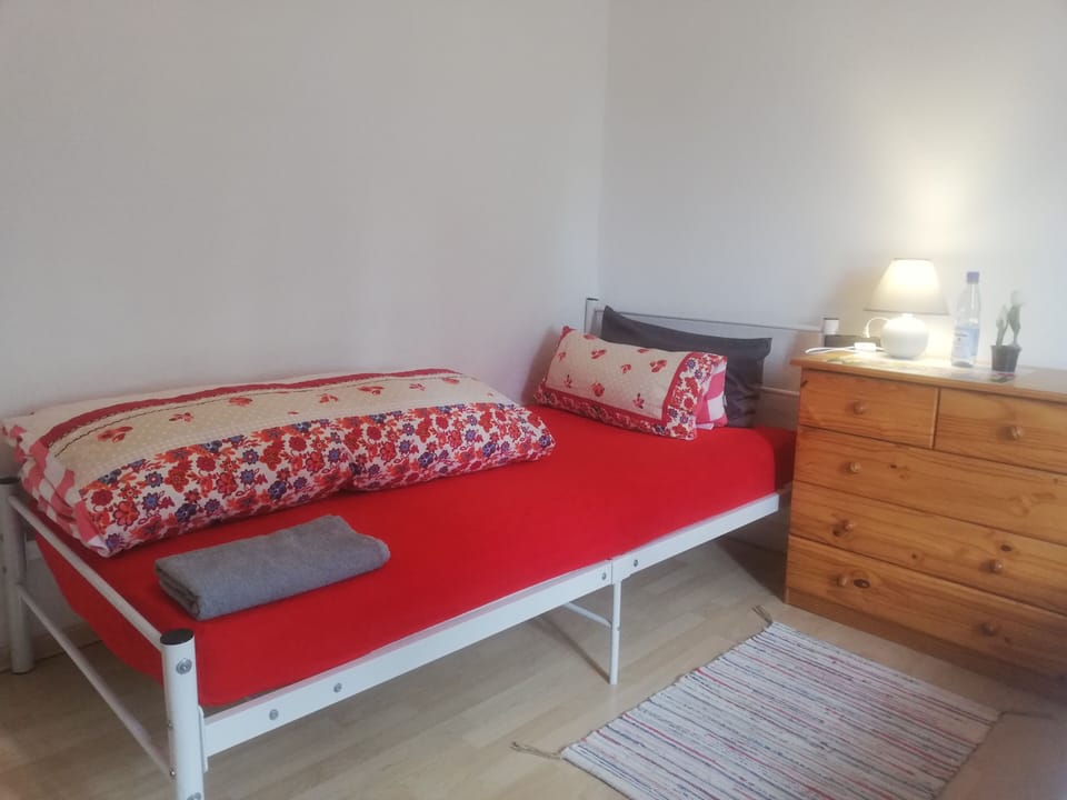 Apartment, 2 Bedrooms (White) | Desk, WiFi (free), bed sheets