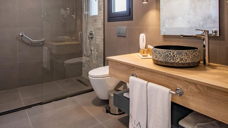 Deluxe Suite, Sea View | Bathroom | Shower, free toiletries, hair dryer, bathrobes