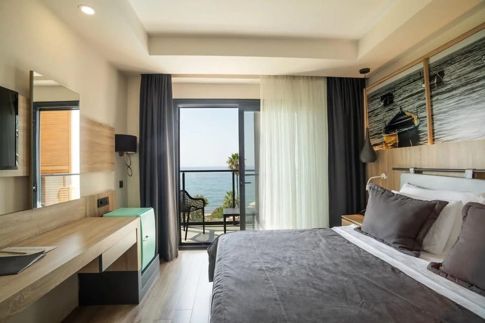 King Suit | Premium bedding, minibar, in-room safe, individually decorated