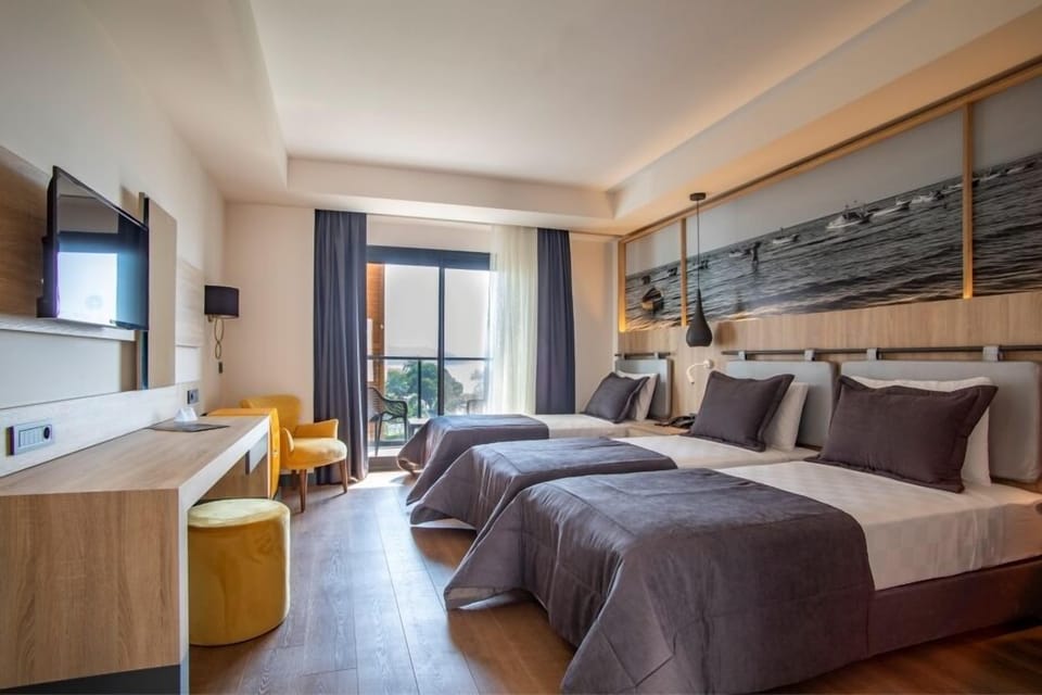 Deluxe Room with French Balcony | Premium bedding, minibar, in-room safe, individually decorated