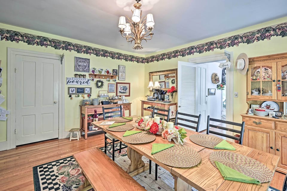 Dining Area | Dishes & Flatware Provided