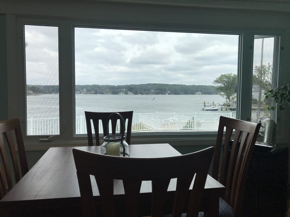 Dining area, small table seats 4
