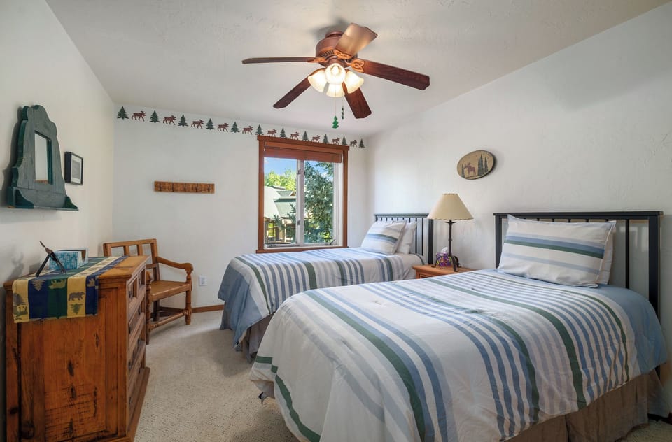 Twin bedroom