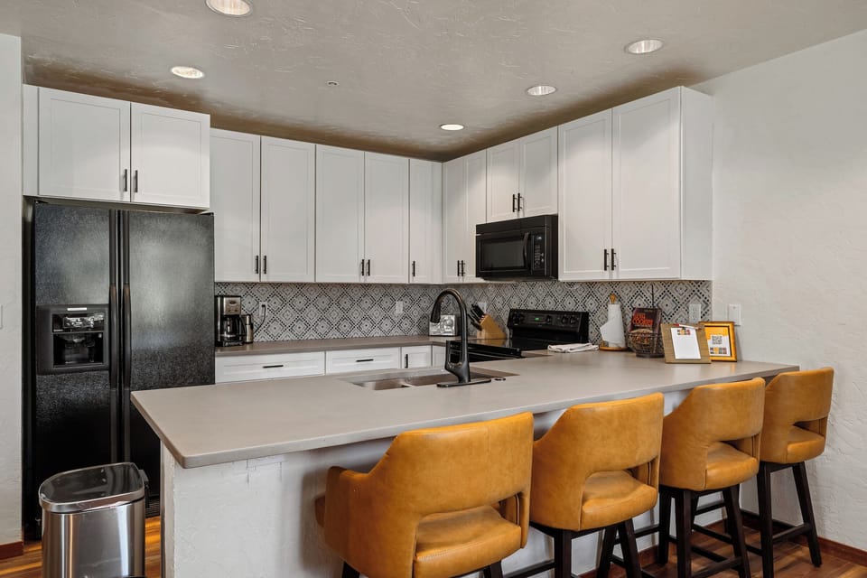 Seating for 4 at the breakfast bar