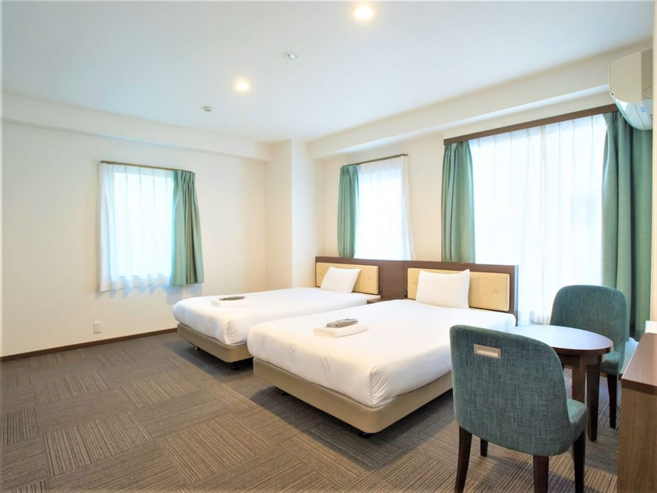 Twin room, size 16m2 to 19m2, table