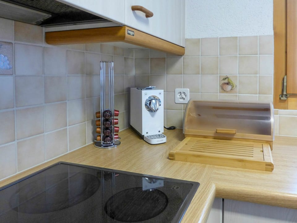 Property, Countertop, Kitchen Appliance, Building, Tableware, Wood, Interior Design, Kitchen, Home Appliance, Floor