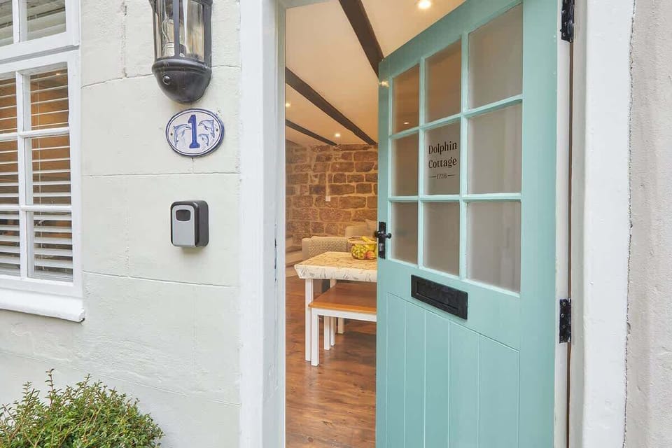 Dolphin Cottage 1736, Whitby - Host & Stay