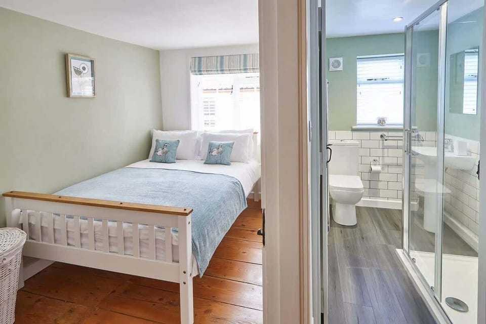 Dolphin Cottage 1736, Whitby - Host & Stay