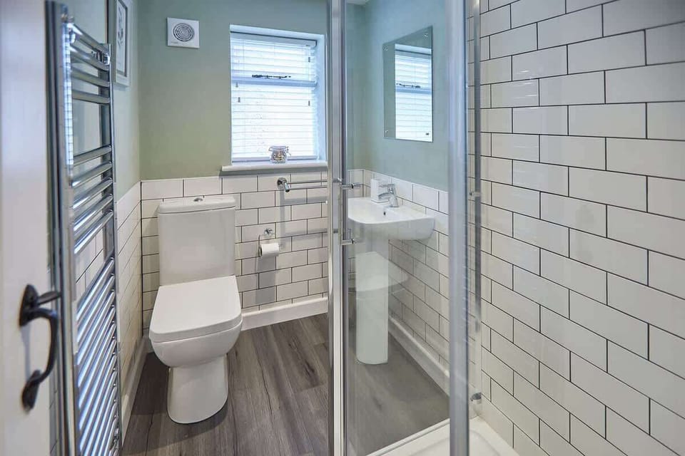 Dolphin Cottage 1736, Whitby - Host & Stay