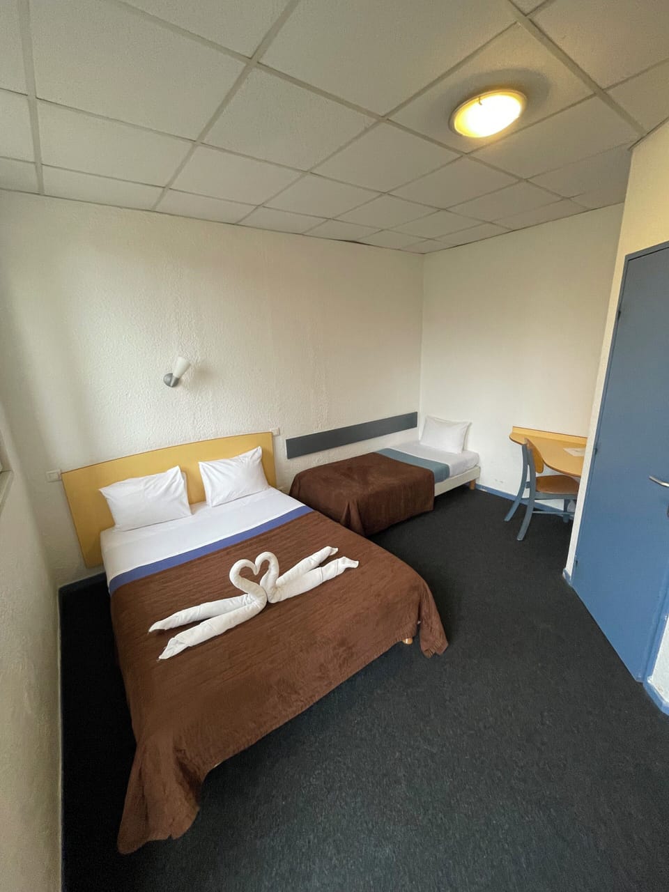 Comfort Triple Room | Desk, laptop workspace, blackout drapes, free cribs/infant beds