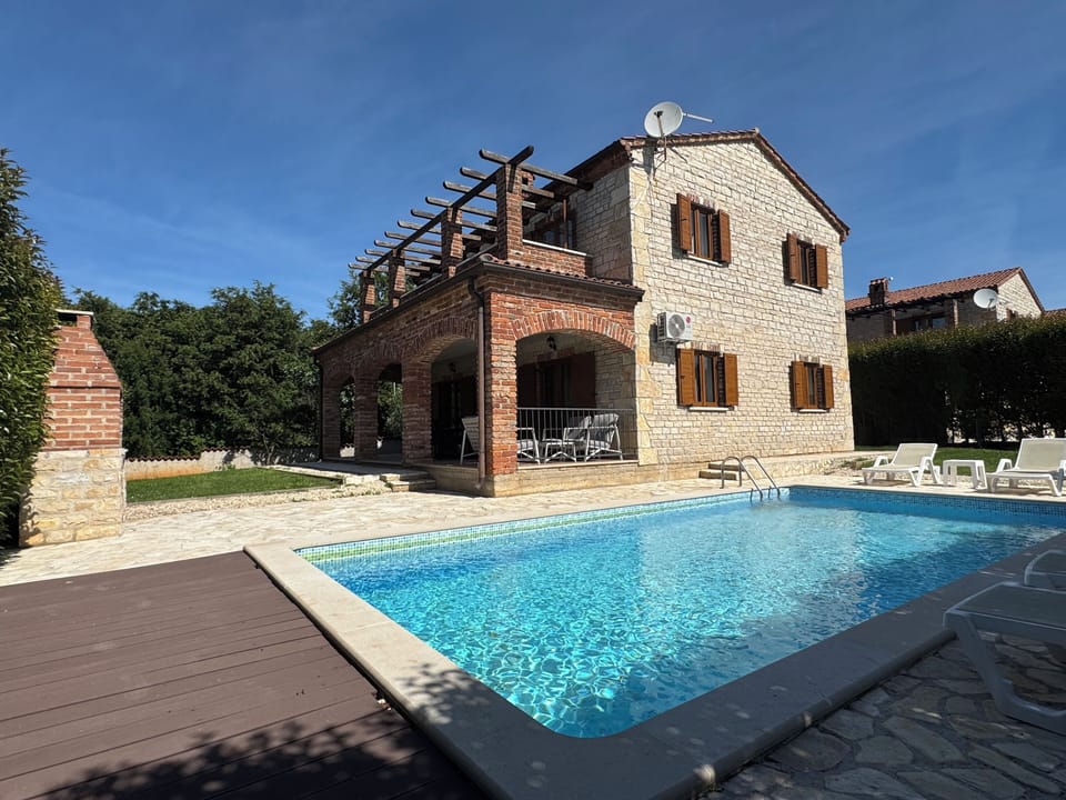 Pool with garden