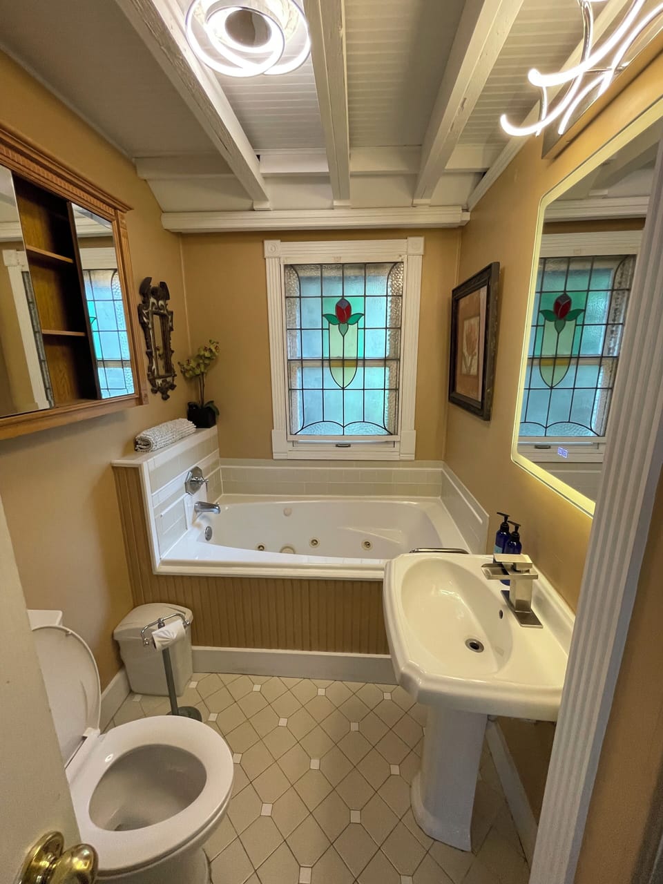 Comfort Suite, 1 Queen Bed, Jetted Tub, Courtyard View | Bathroom | Combined shower/tub, jetted tub, free toiletries, hair dryer