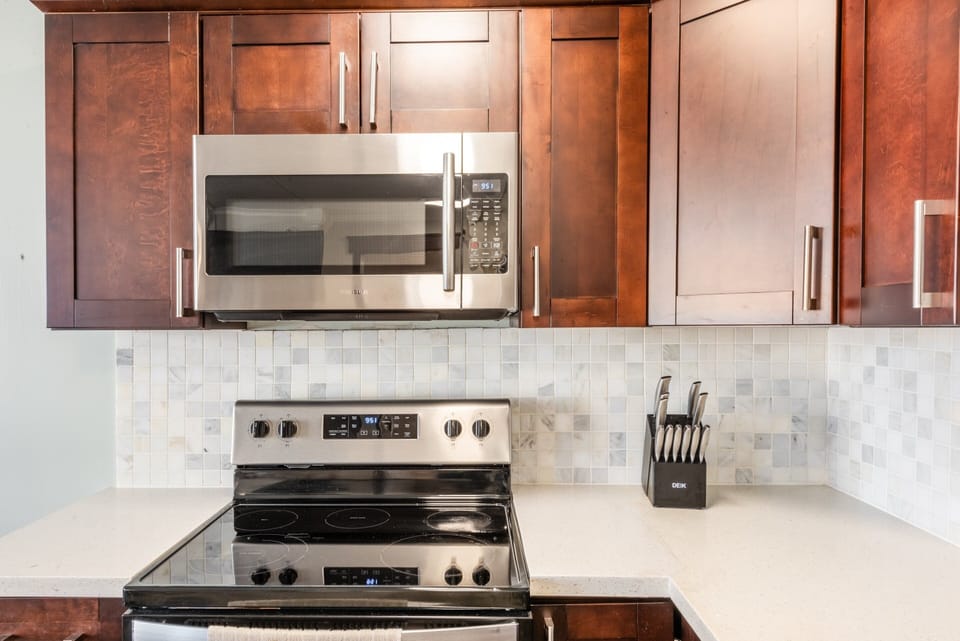 Oven, Indoors, Room, Microwave, Kitchen