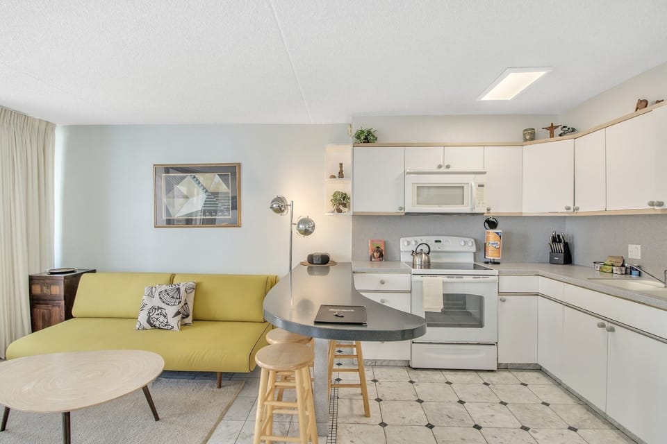 Room, Indoors, Living Room, Furniture, Flooring