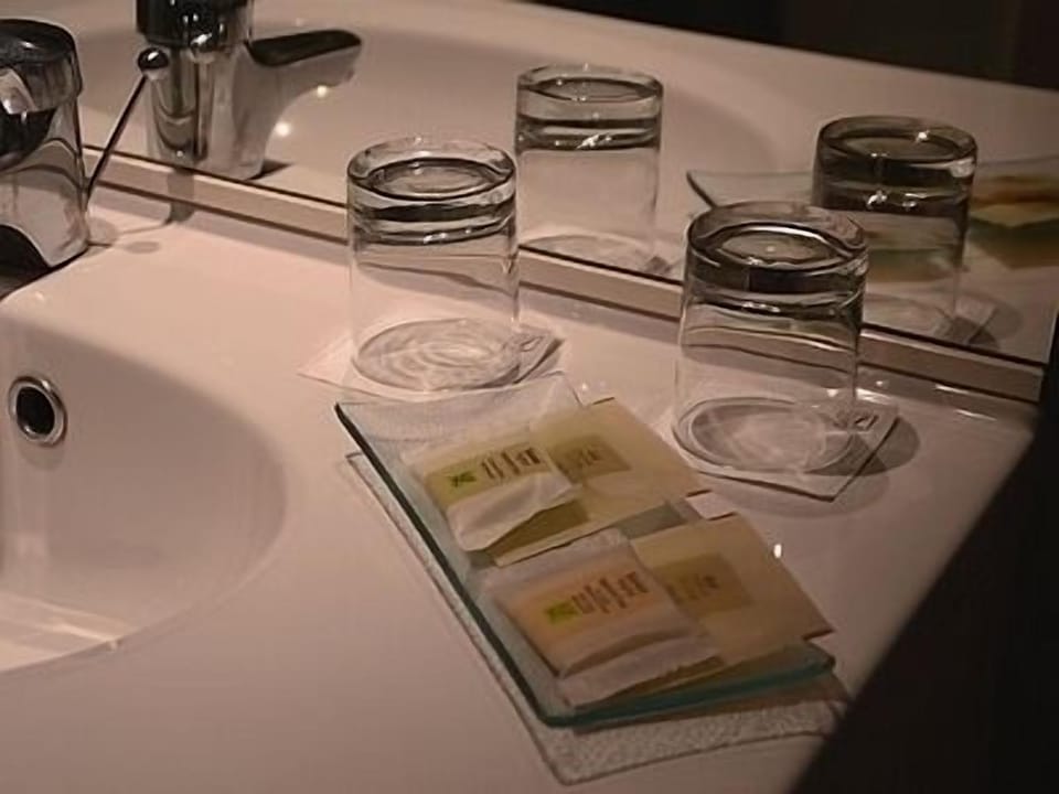 Combined shower/tub, free toiletries, hair dryer, towels