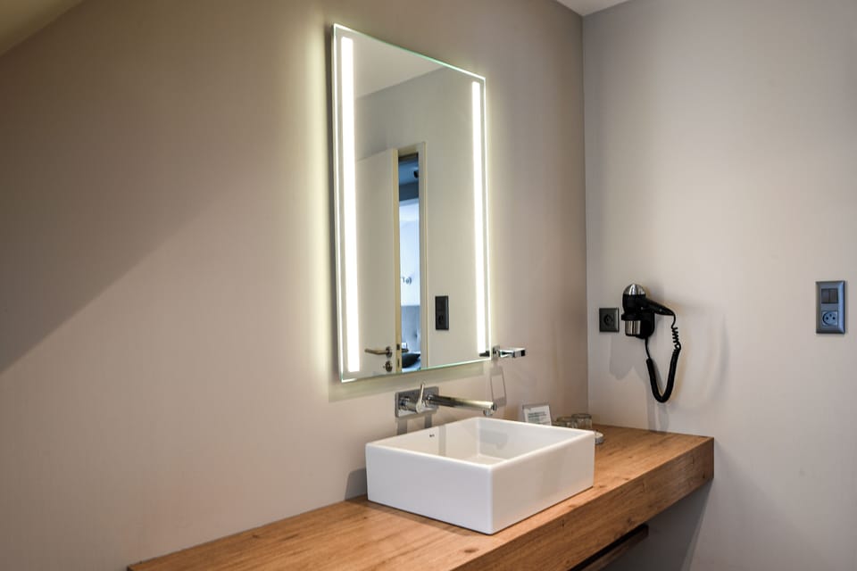Superior Triple Room | Bathroom | Free toiletries, hair dryer, towels