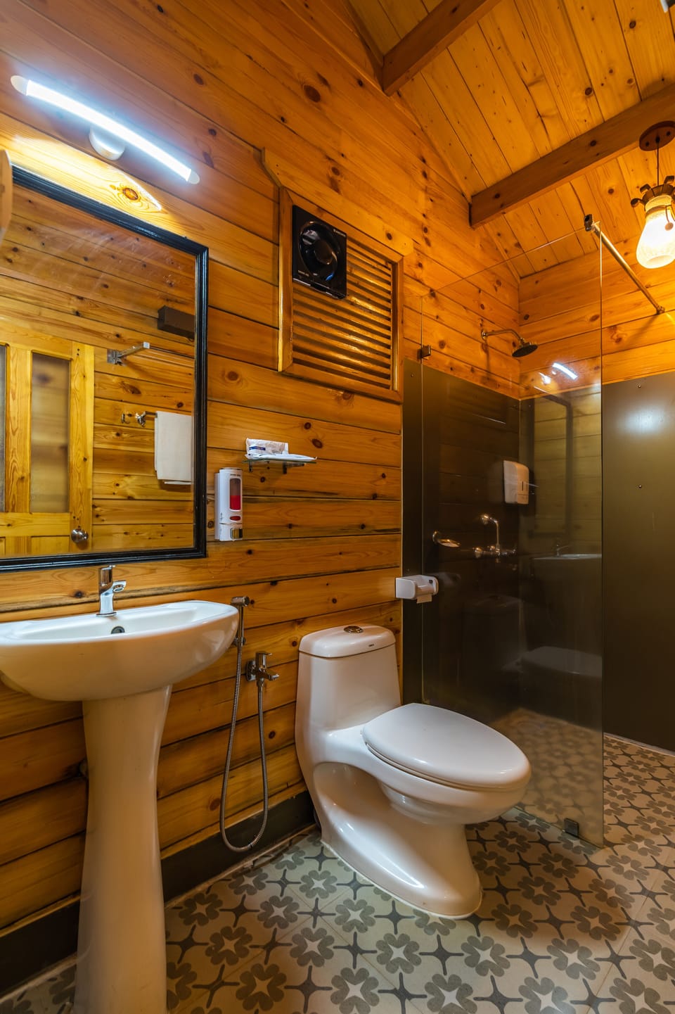 Separate tub and shower, free toiletries, hair dryer, towels
