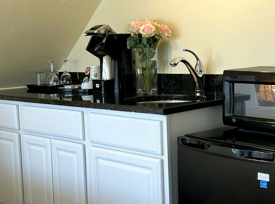 Premium bedding, down comforters, in-room safe, free WiFi