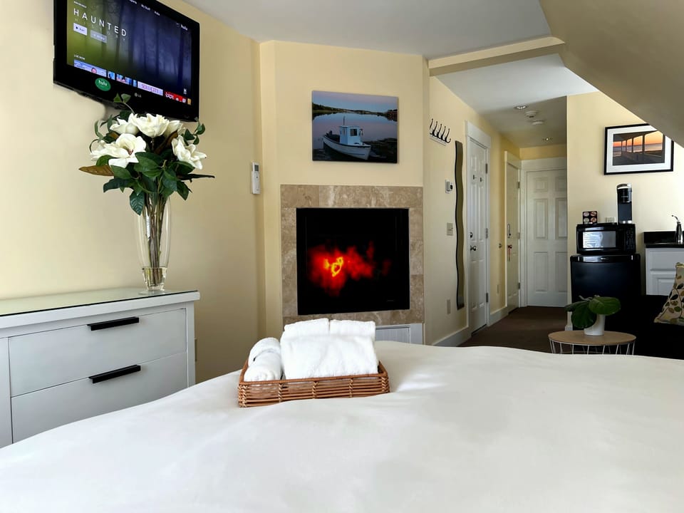 Superior Room, 1 Bedroom, Private Bathroom, City View | Premium bedding, down comforters, in-room safe, WiFi (free)