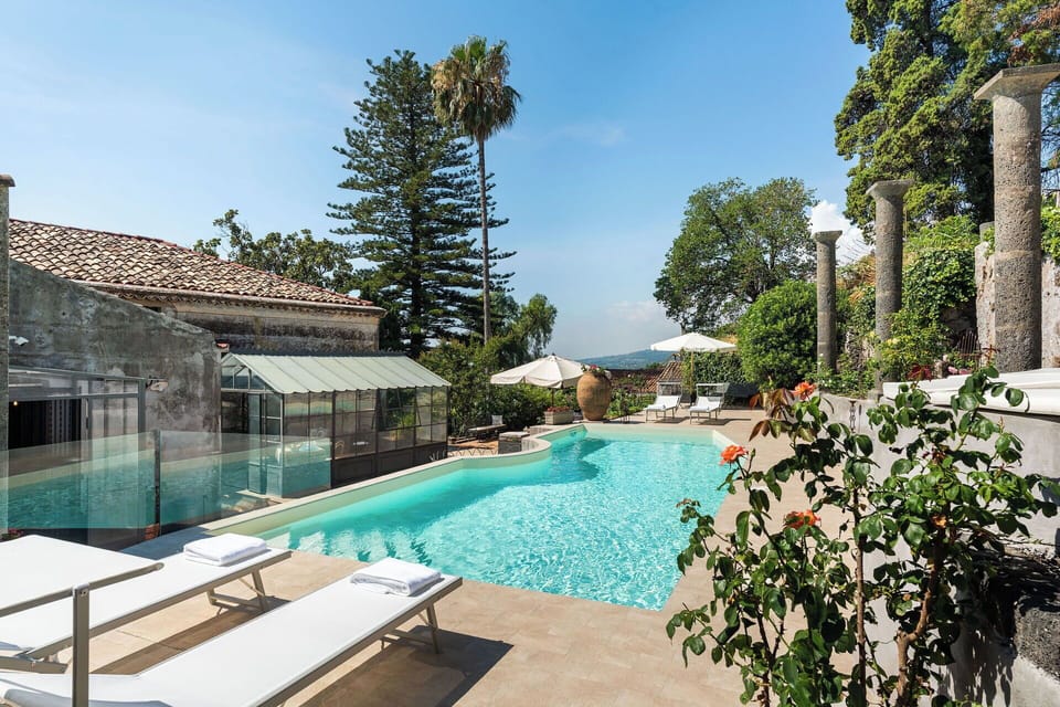 The private pool, the solarium and the winter garden of Villa Voces