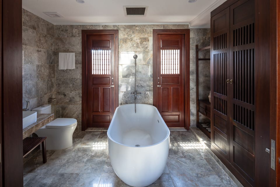 Junior Suite | Bathroom | Free toiletries, hair dryer, slippers, towels